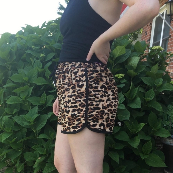 🆕️ Leopard Drawstring Beach Shorts - Picture 7 of 9